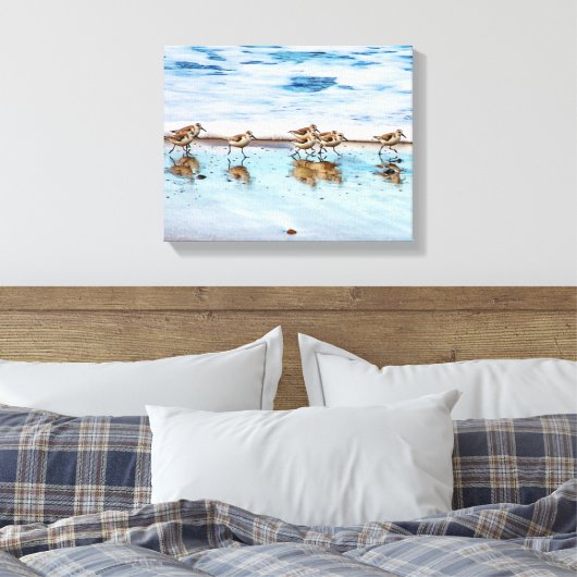 Zandpiers die langs de strand lopen canvas afdruk (Insitu (Slaapkamer))