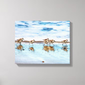 Zandpiers die langs de strand lopen canvas afdruk (Voorkant)