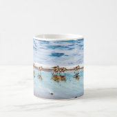 Zandpiers die langs de strand lopen koffiemok (Center)