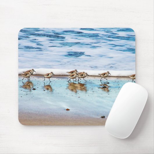 Zandpiers die langs de strand lopen muismat (Met muis)