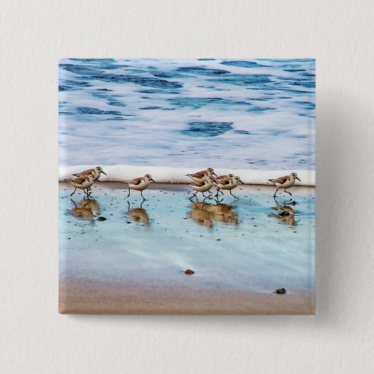 Zandpiers die langs de strand lopen vierkante button 5,1 cm (Voorkant)