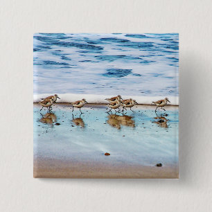 Zandpiers die langs de strand lopen vierkante button 5,1 cm