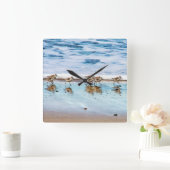 Zandpiers die langs de strand lopen vierkante klok (Huis)