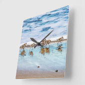 Zandpiers die langs de strand lopen vierkante klok (Hoek)