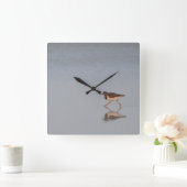 Zandpiper loopt langs het strand vierkante klok (Huis)