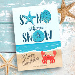 Zandsneeuw Seashell Beach Kustkrab Kerstmis Feestdagenkaart<br><div class="desc">Deel wat vakantie humor en warme wensen met deze kustkerstkaart! Met 'Sand is the New Snow' typografie met een zeester,  schelp en zanddollar (ter vervanging van de letters A,  D en O),  een schattige krab op het strand,  oceaangolven en "Vrolijk kerstfeest" geschreven in het zand. Kunst door KL Stock</div>