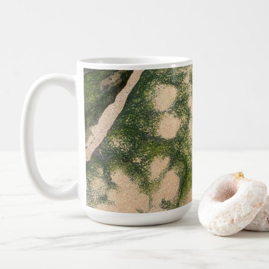 Zandsteen Rotsformatie met Smaragdgroene Mos Koffiemok (Met donut)