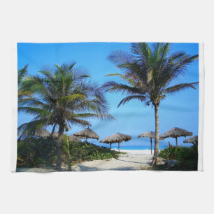 Zandstrand met palmbomen en uitzicht op de oceaan theedoek