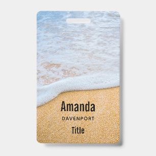 Zandstrand met schuimende branding badge