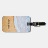 Zandstrand met schuimig Surf Bagagelabel (Voorkant horizontaal)