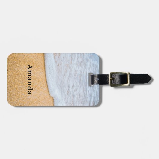 Zandstrand met schuimig Surf Bagagelabel (Voorkant horizontaal)