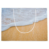 Zandstrand met schuimig Surf Groot Cadeauzakje (Voorkant)