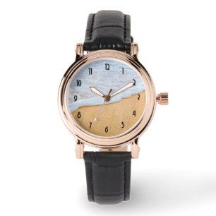 Zandstrand met schuimig Surf Horloge