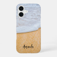 Zandstrand met schuimig Surf