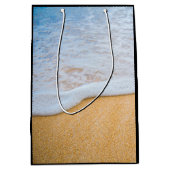 Zandstrand met schuimig Surf Medium Cadeauzakje (Voorkant)