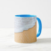 Zandstrand met schuimig Surf Mok (Voorkant rechts)