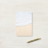 Zandstrand met schuimig Surf Post-it® Notes (Op bureau)