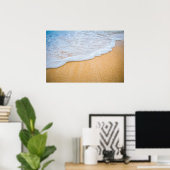 Zandstrand met schuimig Surf Poster (Thuiskantoor)