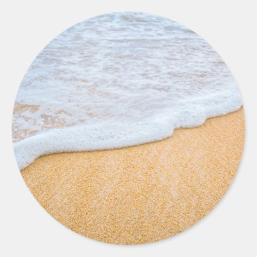 Zandstrand met schuimig Surf Ronde Sticker (Voorkant)