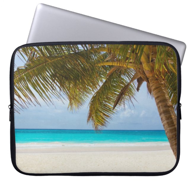 Zandstrand met turquoise water en palmboom laptop sleeve (Voorkant)