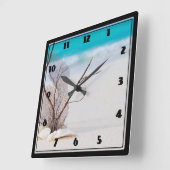 Zandstrand met witte schelpen vierkante klok (Hoek)