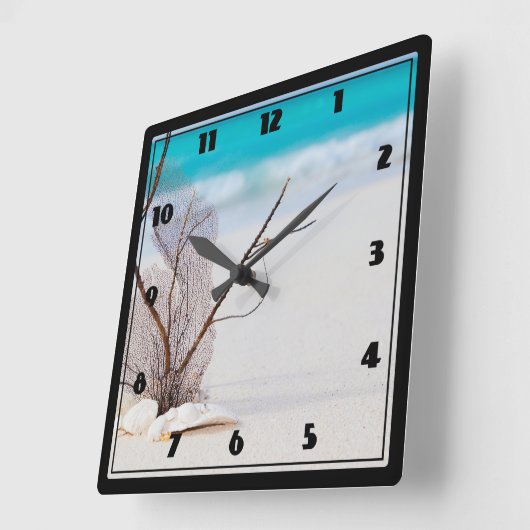 Zandstrand met witte schelpen vierkante klok (Hoek)