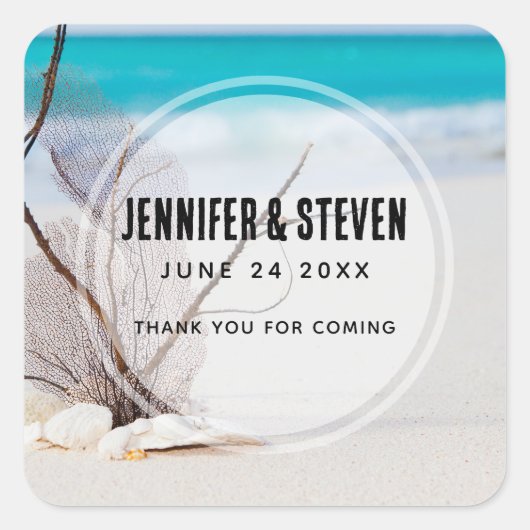 Zandstrand met witte zeeschelpen bruiloft vierkante sticker (Voorkant)