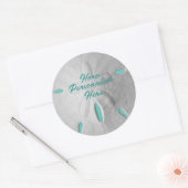 Zandstrand op zee in de zeescheepvaart ronde sticker (Envelop)