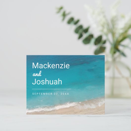 Zandstrand Turquoise Water Beach Bruiloft Opslaan  Aankondigingskaart (Staand voorkant)