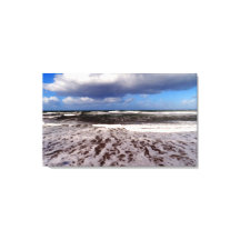 Zandstrand, wolken in de blauwe lucht. schilderen.