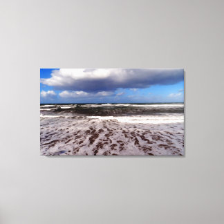 Zandstrand, wolken in de blauwe lucht. schilderen. canvas afdruk