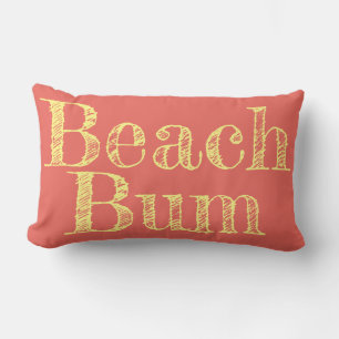 zandstrandsalmon en gele BEACH BUM-typografie Kussen