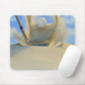 zandwig die een golfbal raakt uit een zand 2 muismat (Met muis)