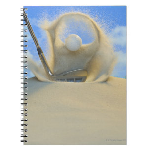 zandwig die een golfbal raakt uit een zand 2 notitieboek