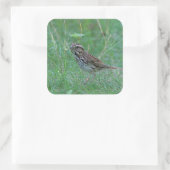 Zangmus in het gras vierkante sticker (Tas)