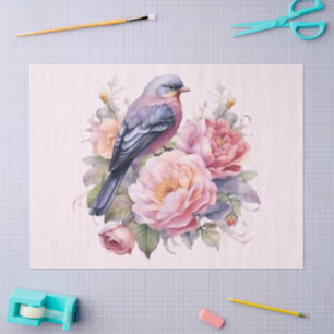 Zangvogel staand op roze pioenrozen tissuepapier