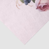 Zangvogel staand op roze pioenrozen tissuepapier (Detail)