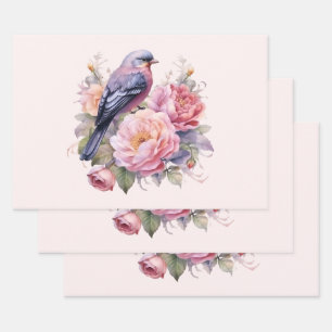 Zangvogel staande bovenop roze pioenrozen inpakpapier vel