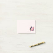 Zangvogel staande bovenop roze pioenrozen post-it® notes (Op bureau)