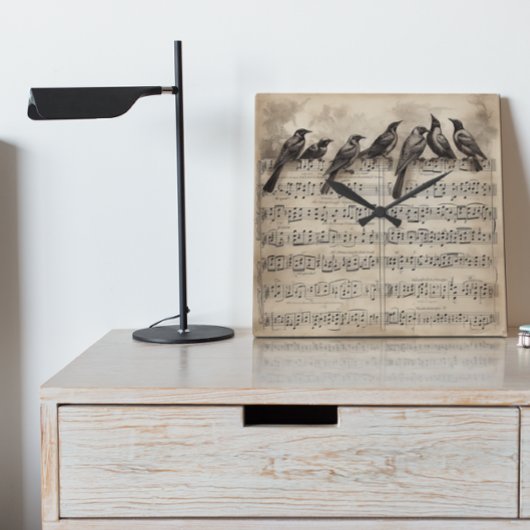 zangvogels zitten op een muziekverzameling vierkante klok