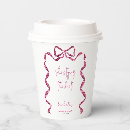 Ze binden de knoop glitter roze strik vrijgezellen papieren bekers (Achterkant)