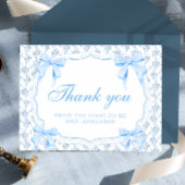 Ze bindt de blauwe knoop vast met de bedankkaart