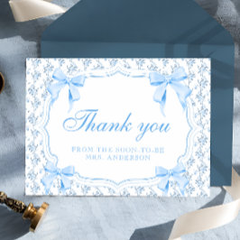 Ze bindt de blauwe knoop vast met de bedankkaart