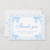 Ze bindt de blauwe knoop vast met de bedankkaart (Voorkant)