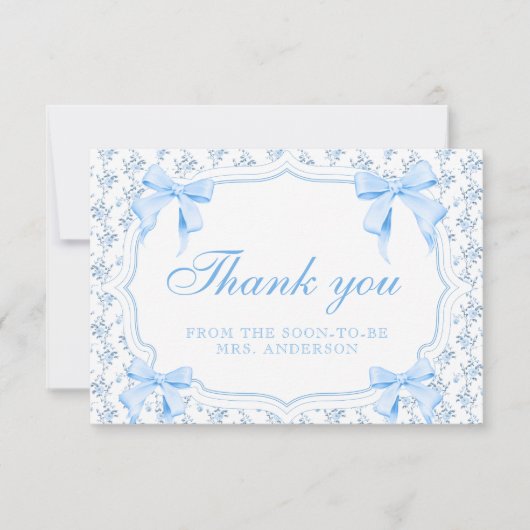 Ze bindt de blauwe knoop vast met de bedankkaart (Voorkant)