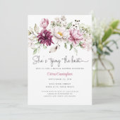 Ze bindt de Burgundy Pink Floral Bridal aan Kaart (Staand voorkant)