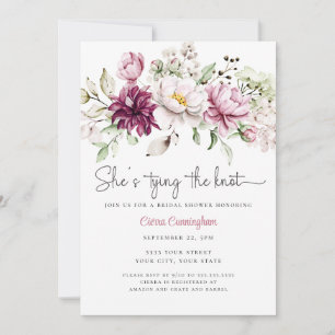 Ze bindt de Burgundy Pink Floral Bridal aan Kaart