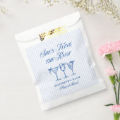 Ze bindt de knoop aan een elegante hand getekend bedankzakje (Gezegeld)