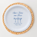 Ze bindt de knoop aan een elegante hand getekend papieren bordje<br><div class="desc">Dit elegante 'She's Tying the Knot'-ontwerp is perfect voor een strand- of kustvrijgezellenfeest. Het ontwerp heeft een prachtig thema aan zee, met een stijlvol lettertype en een verfijnde lay-out die zeker indruk zal maken op uw gasten. Op de achterkant van de uitnodiging vindt u alle weekenddetails voor het vrijgezellenfeest, waardoor...</div>