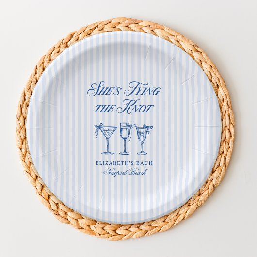 Ze bindt de knoop aan een elegante hand getekend papieren bordje